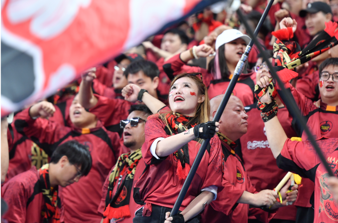 比赛结束,球迷欢呼喜悦庆祝胜利 比赛结束,球迷欢呼喜悦庆祝胜利